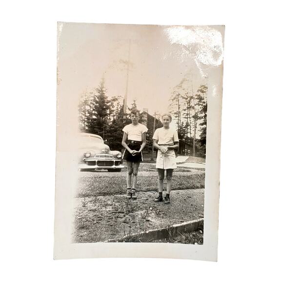 Vtg Siblings Posing on Vacation Original Monochrome Photo 1946 Found Snapshot - Picture 1 of 4